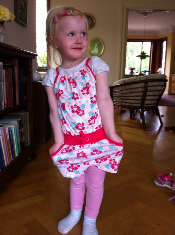 Olivia poserer i sin nye buksedragt fra mormor og morfar.